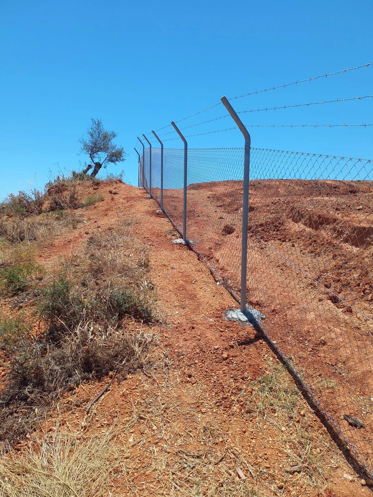 Installation of Wrought Iron Gate and Perimeter Fence — Sealing — Loulé, Algarve